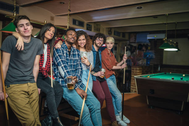 portret przyjaciół podczas zabawy i gry w piłkarzyki. - pool game snooker pub sport zdjęcia i obrazy z banku zdjęć