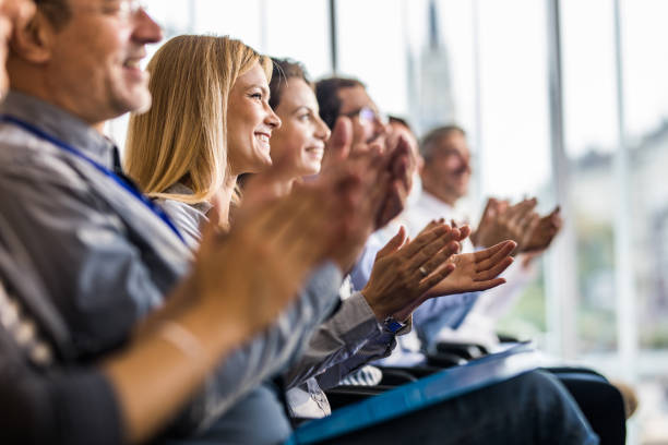 pessoas de negócios feliz aplaudindo em uma aula de treinamento no escritório. - workshop applauding seminar business - fotografias e filmes do acervo