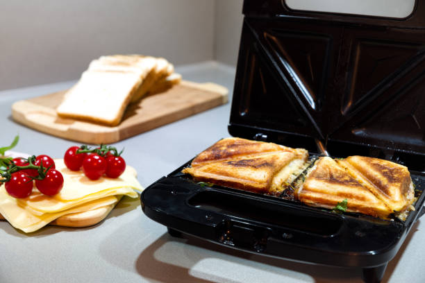 open black sandwich maker - toaster imagens e fotografias de stock