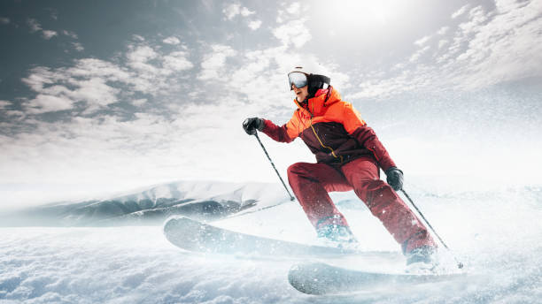 jovem mulher e inverno esporte - ela é esquiar contra branco montanhas alpes - skiing sports race ski mountain range - fotografias e filmes do acervo