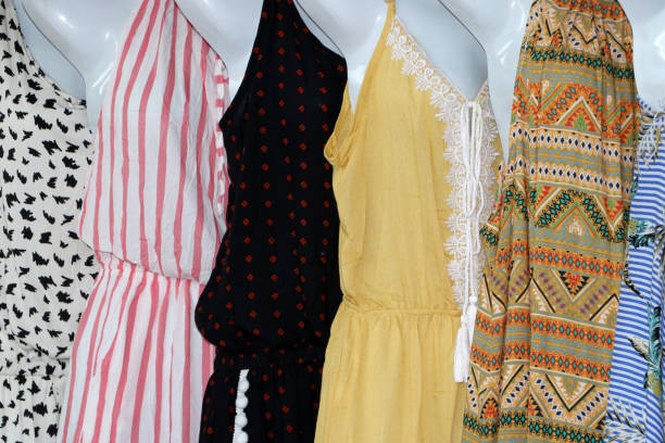 白いプラスチックの女性服のマネキン婦人服。 - mannequin clothing window display fashion ストックフォトと画像