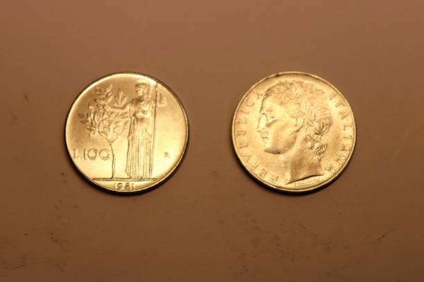 istock 100 LIRA COIN - 1981 - ITALY 1129095018