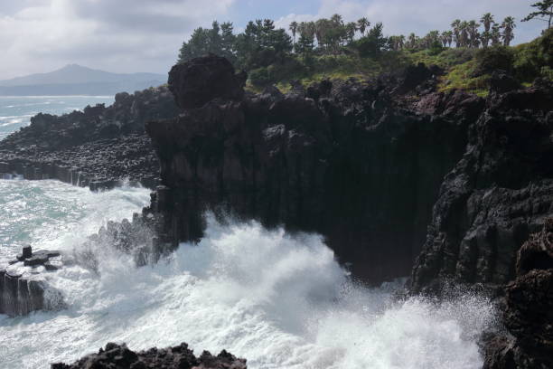 Cannon-dong main seungyeoli, waves, volcanic rock, dosing pillars, It is a landscape of taepod jusangsaeul and waves. 섬 stock pictures, royalty-free photos & images