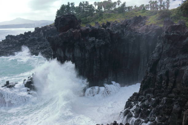 Cannon-dong main seungyeoli, waves, volcanic rock, dosing pillars, It is a landscape of taepod jusangsaeul and waves. 섬 stock pictures, royalty-free photos & images