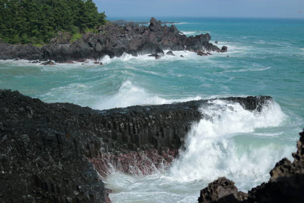 Cannon-dong main seungyeoli, waves, volcanic rock, dosing pillars, It is a landscape of taepod jusangsaeul and waves. 섬 stock pictures, royalty-free photos & images