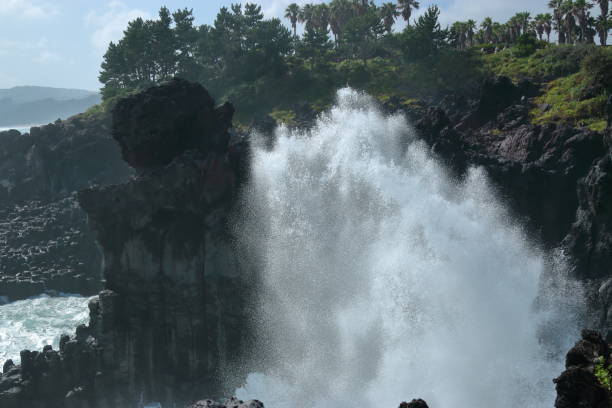 Cannon-dong main seungyeoli, waves, volcanic rock, dosing pillars, It is a landscape of taepod jusangsaeul and waves. 섬 stock pictures, royalty-free photos & images