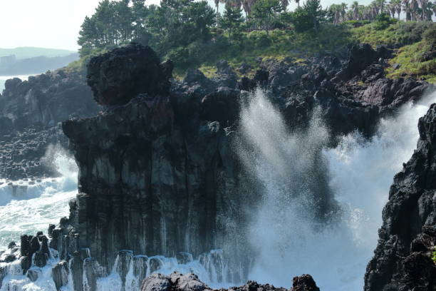 Cannon-dong main seungyeoli, waves, volcanic rock, dosing pillars, It is a landscape of taepod jusangsaeul and waves. 섬 stock pictures, royalty-free photos & images