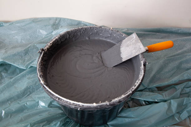 istock Decorative Plaster and a Trowel in a Bucket 1129097945