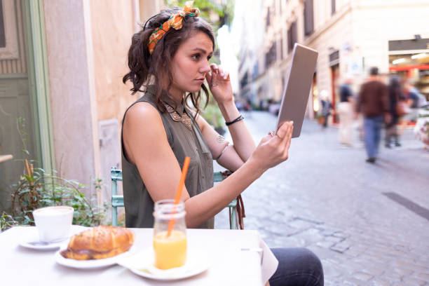 mujer desayunando al aire libre y el uso de la tableta - italian culture pastry food rome fotografías e imágenes de stock