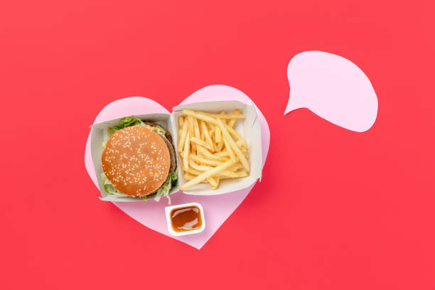 adoro il fast food. patatine fritte sotto forma di cuore isolato su sfondo rosso - meat beef love heart shape foto e immagini stock