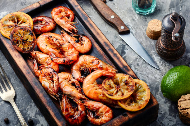 délicieuses crevettes grillées - roasted shrimp photos et images de collection