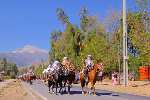 fahrer bei der fiesta de cuasimodo in chile - quasimodo stock-fotos und bilder