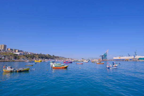 schöne aussicht auf den hafen von san antonio und der stadt valparaiso, chile - valparaiso stock-fotos und bilder