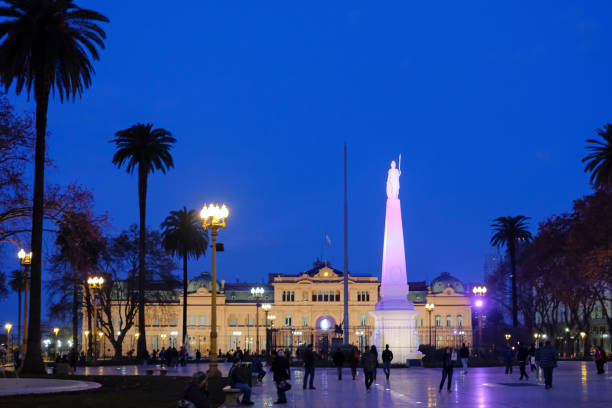 plaza de mayo z piramide de mayo i casa rosada, główny plac miejski w buenos aires, argentyna - latin america argentina south america city zdjęcia i obrazy z banku zdjęć