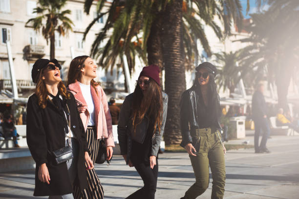 istock Friends - City life 1129106426