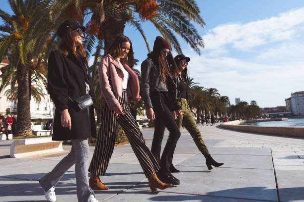 istock Friends - City life 1129106477