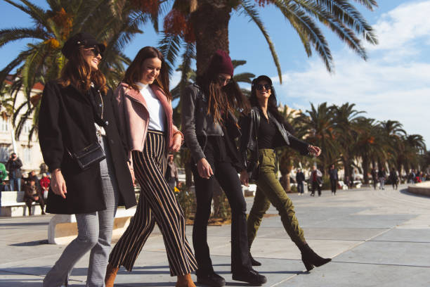 istock Friends - City life 1129106559