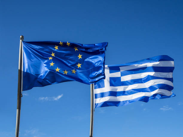 grego e da união europeia, bandeiras em céu azul - greece crisis finance debt - fotografias e filmes do acervo