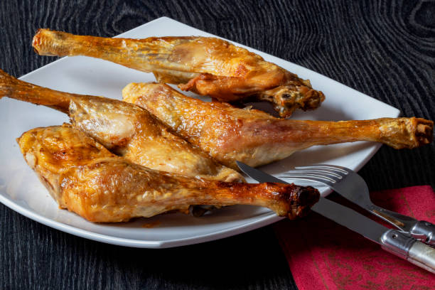 Roasted chicken thighs on a white plate Indoor shooting at 100 mm macro, 200 iso, f 22, 13/10 second grillade stock pictures, royalty-free photos & images