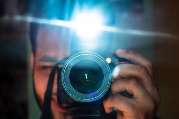 istock photographer capture photo by SLR with flash 1129111803