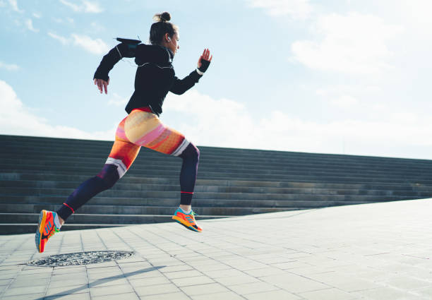 sportiva che vola in città - adult jogging running motivation foto e immagini stock