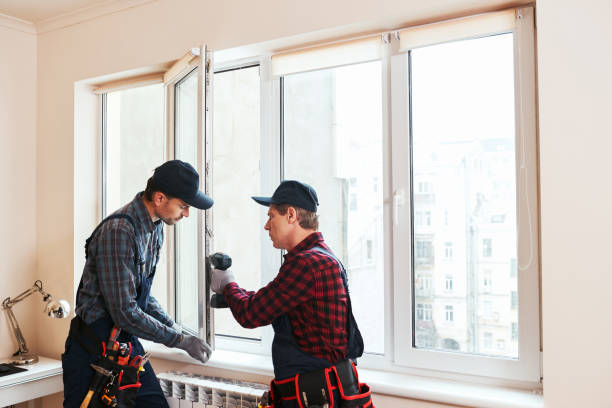 luz de calidad. trabajadores de la construcción instalando una nueva ventana en casa - window installing repairing construction fotografías e imágenes de stock