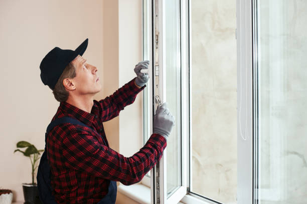 sentirete il suono della quiete. tuttofare senior che imposta nuove finestre - installing window glazier glass foto e immagini stock