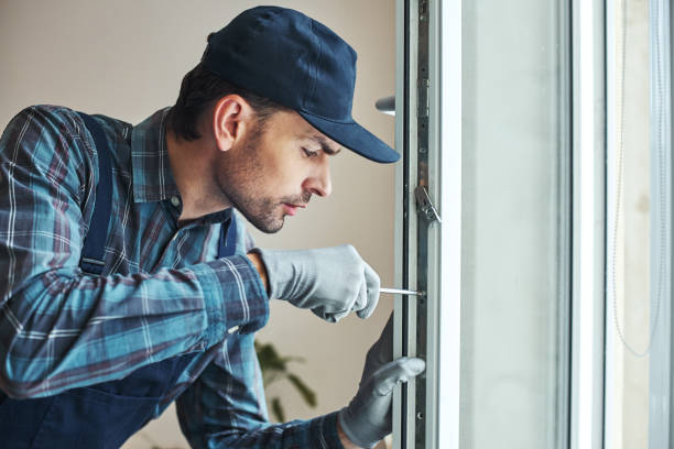 meisterarbeit. nahaufnahme junger handwerker setzt neue fenster - glaser stock-fotos und bilder