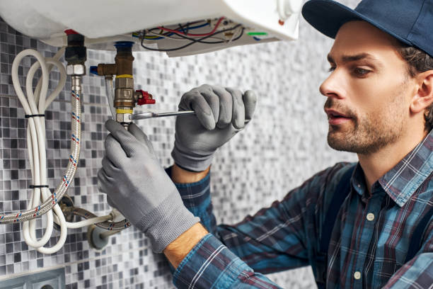 une clé toujours avec toi. ouvrier mis en place la chaudière électrique de chauffage à la maison salle de bains - plumber photos et images de collection