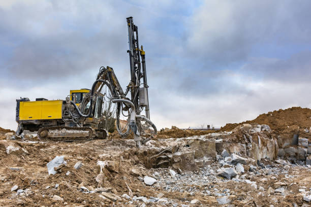 machine de forage de roche pour faire le trou et construire un bâtiment - rock quarry photos et images de collection