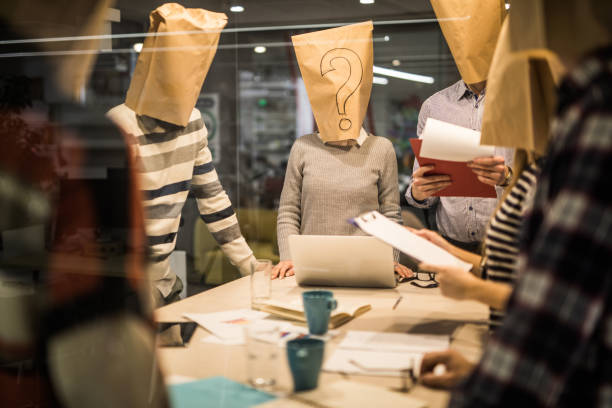 オフィスのビジネス会議を持っている紙袋を持つ起業家のグループです�。 - hiding humor occupation office ストックフォトと画像