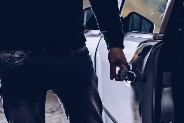 ladrón de coches abrir puertas de coche robado - ladrón de casas fotografías e imágenes de stock