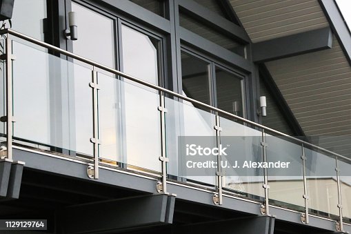 boete Weg huis Oeganda 1,800+ Glass Balustrade Stock Photos, Pictures & Royalty-Free Images - iStock | Glass pool fence, Balcony boete Weg huis Oeganda 1,800+ Glass Balustrade Stock Photos, Pictures & Royalty-Free Images - iStock | Glass pool fence, Balcony