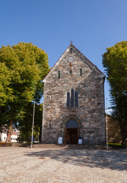 stavanger cathedral front facade stavanger rogaland norway scandinavia - scandinavian church front view norway imagens e fotografias de stock