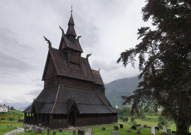 hopperstad 食い止める教会 vikoyri ヴィックのソグン ・ フィヨーラネ県ノルウェー scandanavia - stavkyrkje ストックフォトと画像