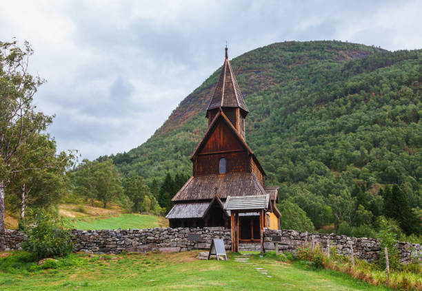 urnes stave church ornes luster sogn og fjordane norway scandanavia - stavkyrkje foto e immagini stock