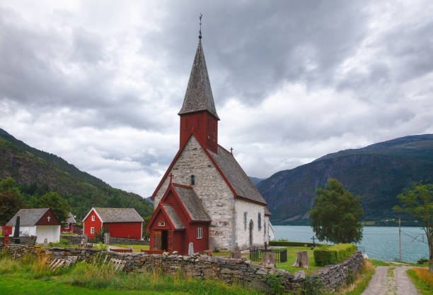 dale kościół luster sogn og fjordane norwegia skandynawia - scandinavian church front view norway zdjęcia i obrazy z banku zdjęć