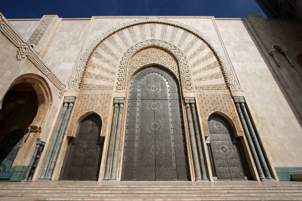 porta principale della moschea hassan ii - front door international landmark local landmark national landmark foto e immagini stock