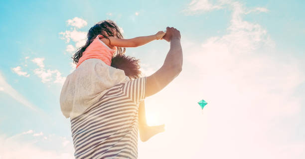 far med dotter leker med kite och ha kul på stranden - pappa umgås med sitt barn som är utomhus - familj relation och kärlek koncept - fokus barn kropp - sunset färgtoner filtrera - flying kite bildbanksfoton och bilder