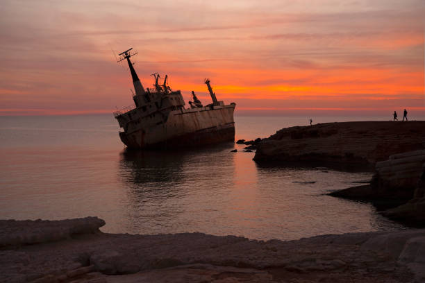 美しい海の景色と難破船。 - cyprus paphos storm sea ストックフォトと画像