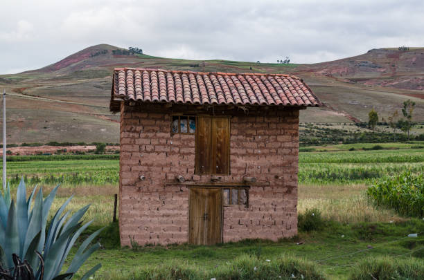 adobe house vicino al luogo architettonico di moray, cusco, perù - hiking mountain dirt scenics foto e immagini stock