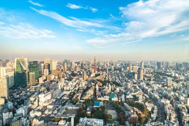 tour de tokyo avec un ciel bleu - hospital built structure building exterior architecture photos et images de collection