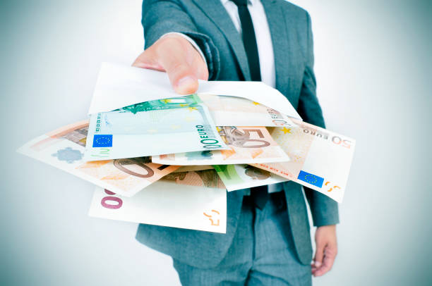 男人給一個信封充滿了歐元鈔票 - 貨幣 圖片 個照片及圖片檔