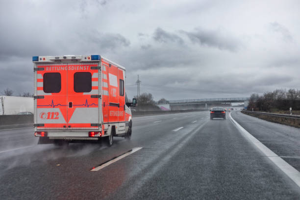 фургон скорой помощи на шоссе в германии - traffic jam flash стоковые фото и изображения