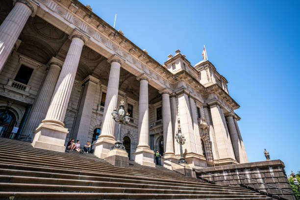 vista frontal del parlamento de victoria house con escaleras que conducen a la entrada principal de la calle primavera en melbourne victoria australia - melbourne australia victoria state victorian architecture fotografías e imágenes de stock