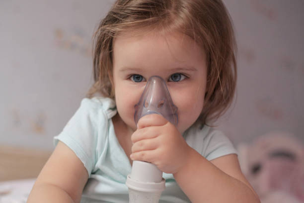 inhalación para aliviar asma. - tubing child oxygen mask medical oxygen equipment fotografías e imágenes de stock