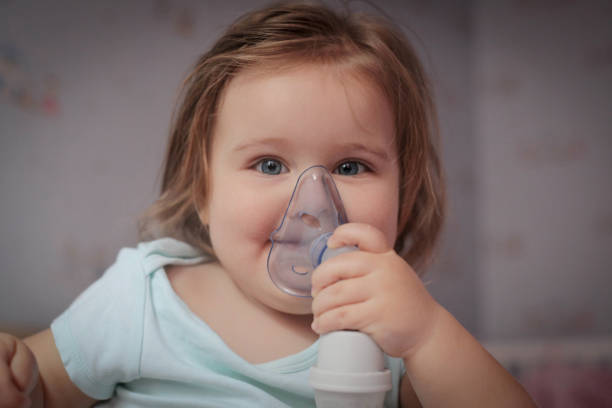 asma, niña con máscara de inhalación. - tubing child oxygen mask medical oxygen equipment fotografías e imágenes de stock