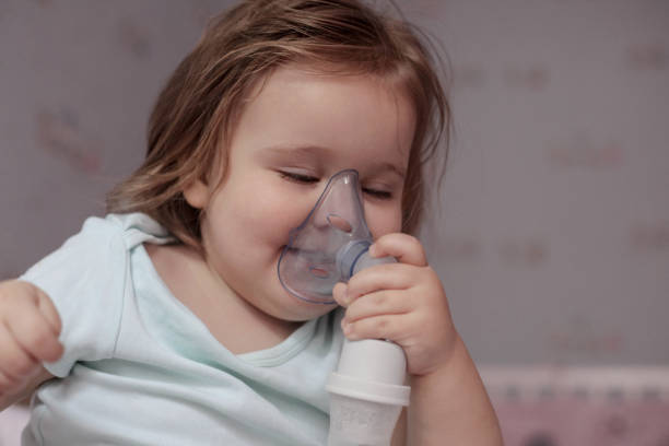 ¡me gusta esto! - tubing child oxygen mask medical oxygen equipment fotografías e imágenes de stock