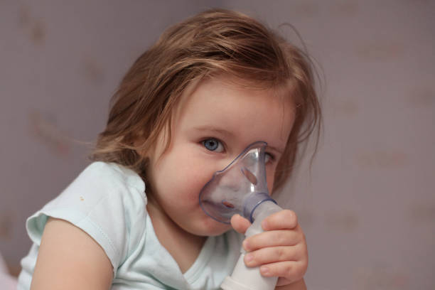 asma, niña con máscara de inhalación. - tubing child oxygen mask medical oxygen equipment fotografías e imágenes de stock