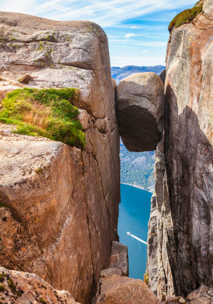 kjeragbolten boulder kjerag mountain lysefjord forsand rogaland norway scandinavia - kjeragbolten imagens e fotografias de stock